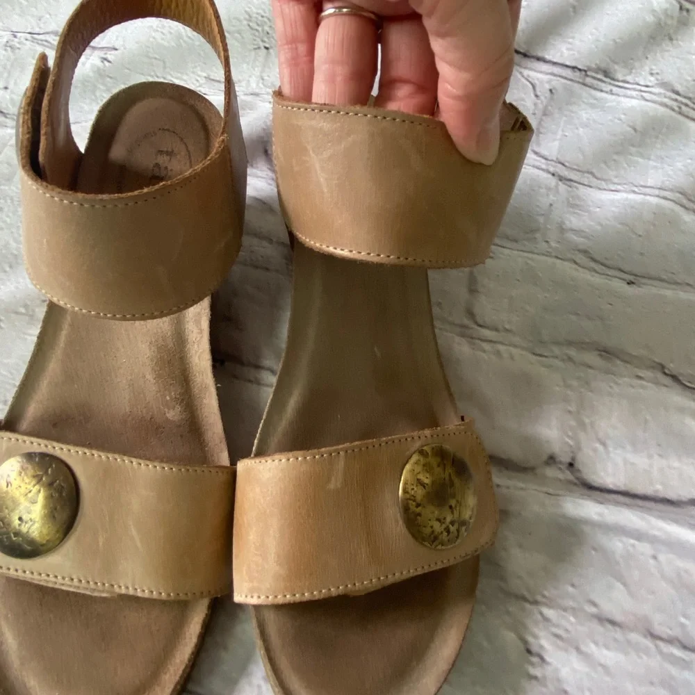 Taos Carousel Tan Wedges - Picture 2 of 16